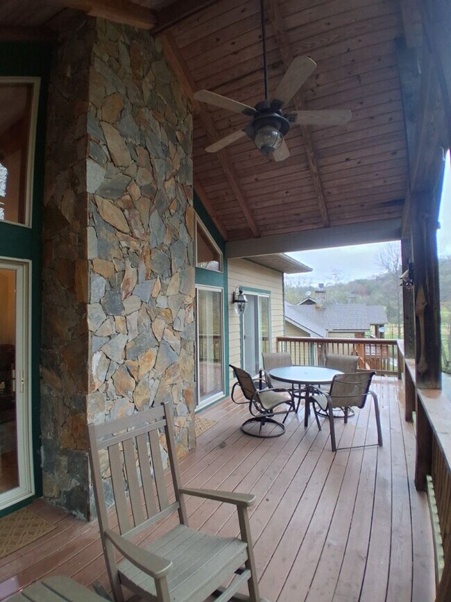 Building Photo - $1,800 - 2 Bed / 2 Bath Furnished Luxury Creekside Condo Overlooking 18th Fairway at SMCC