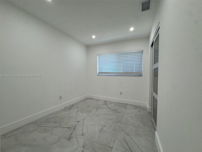 Building Photo - 1431-1433 N 14th Way