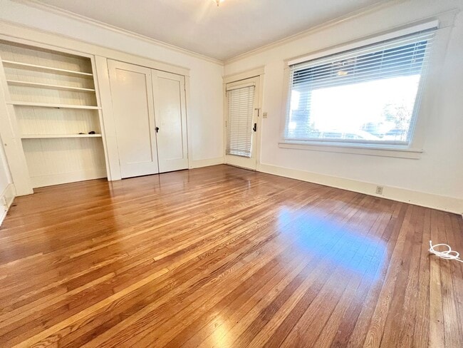 Building Photo - MOVE IN SPECIAL - Lower Level 1 Bedroom with Den/Office in Alamitos Beach Apartment