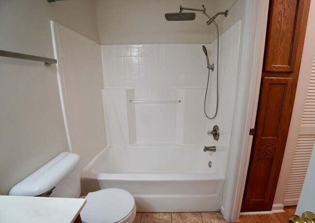 Building Photo - NICE One Level Nashville Area Home Near Lakes and Airport!