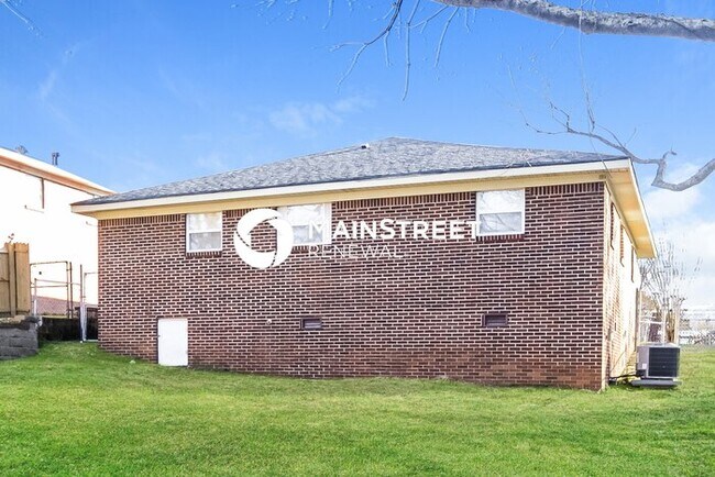 Building Photo - 4 Bedroom Pet-Friendly Home in Birmingham, AL with Main Street Renewal