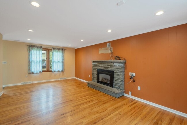 Building Photo - 20 Apricot Ln