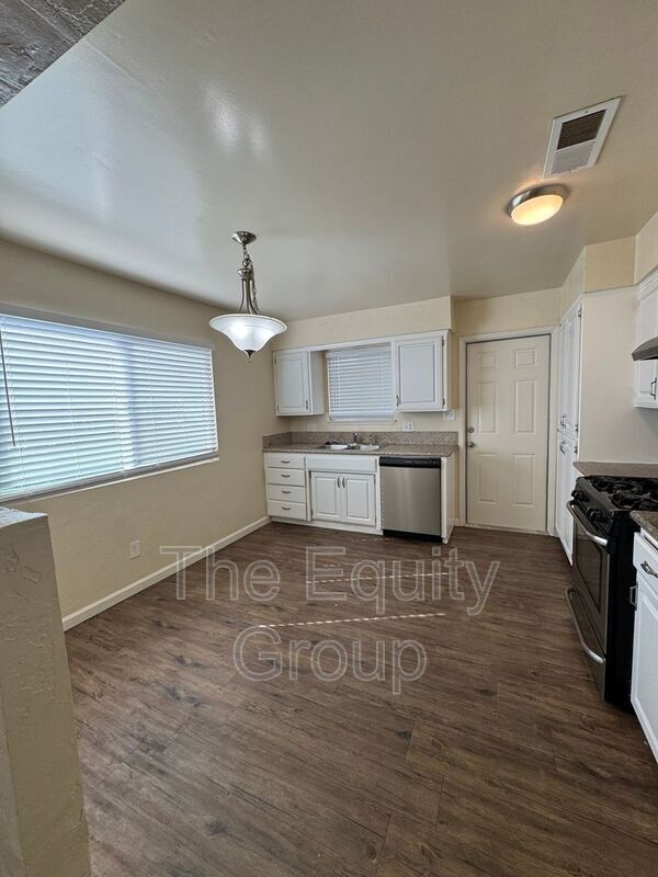Building Photo - 547 W Tulare Ave
