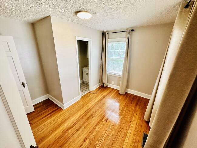 Building Photo - Wonderful 3BR/2.5BA in Hendersonville!