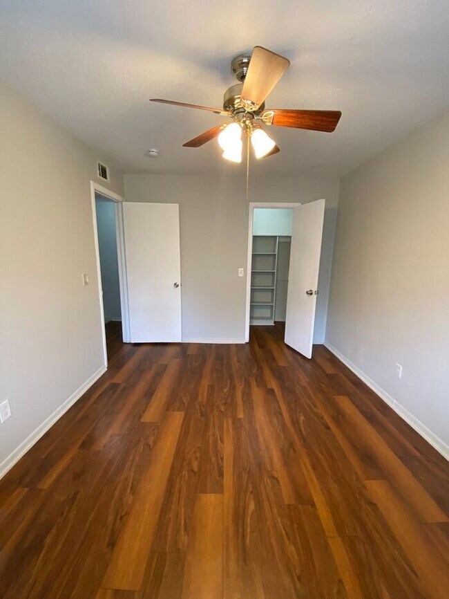 Building Photo - 2 Bedroom 1.5 Bath Apt at the Monterey Squ...