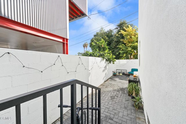 Building Photo - 2664 S La Brea Ave
