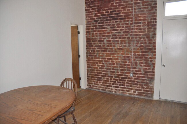 Building Photo - 711 Arno St SE