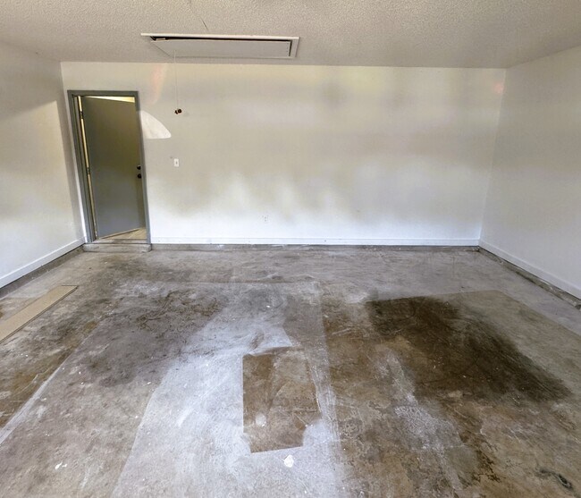 Building Photo - 2250 Lake Hill Ct