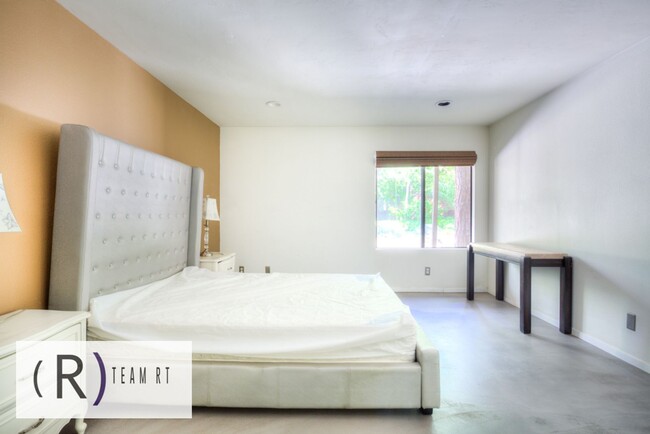 Building Photo - Lovely and Minimalist 2 Bedroom Condo in D...