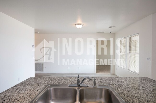 Building Photo - Beautiful Home, Perfect Location and Price