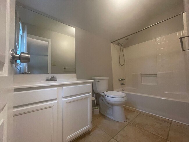 Building Photo - Beautiful home in Riverwalk