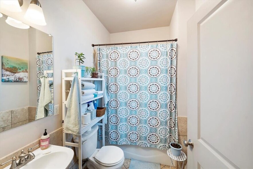 Building Photo - 723 5th Ave E