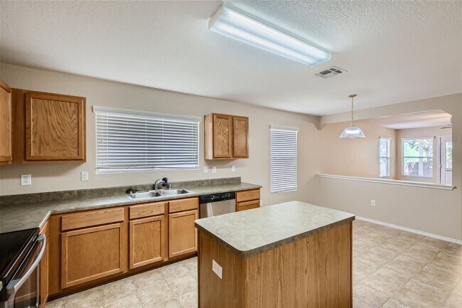 Building Photo - Move in ready!!  3 bedroom plus office!!