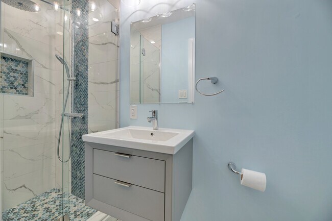 Building Photo - 1053 N George Mason Dr