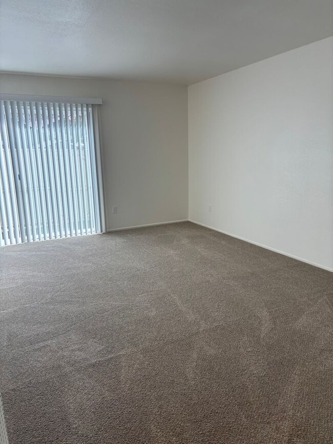 Building Photo - Clean 2 bedroom 1 bath