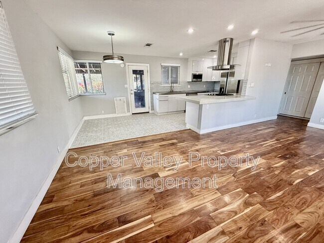 Building Photo - 501 W Glenrosa Ave