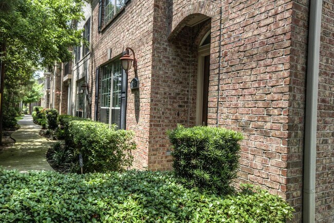 Building Photo - 1043 Memorial Village Dr