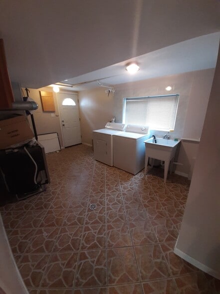 Laundry Room - 240 Glenview Rd