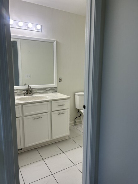 Building Photo - 694 Broadway