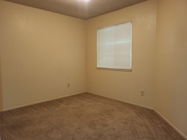 Building Photo - Corner lot Fairfield Home