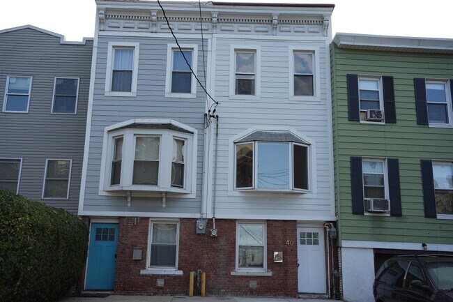 Primary Photo - 40 Van Reypen St