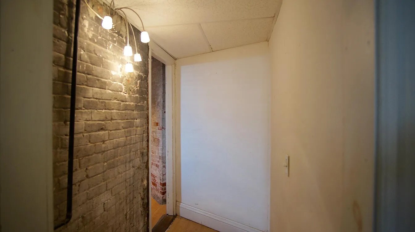 Building Photo - 124 Almy St