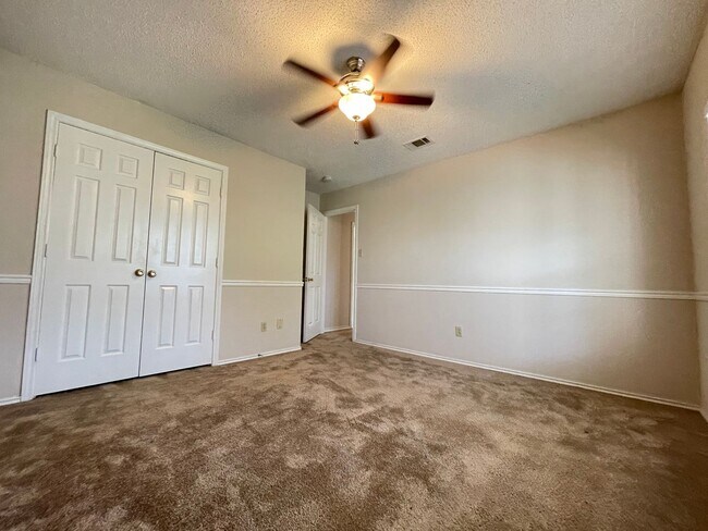 Building Photo - 4 Bed 2 Bath