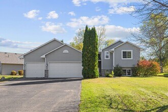 Building Photo - Spacious 5-bedroom, 3-bathroom modern home...