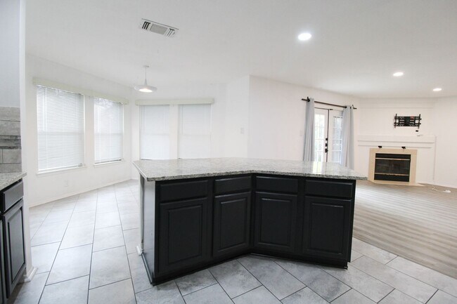 Building Photo - 14018 N Hills Village Dr