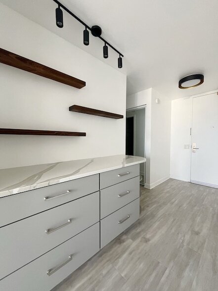 Building Photo - 4343 N Clarendon Ave