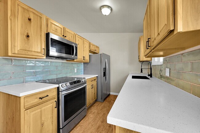 Building Photo - $1,945.00, 4-bed, 2-bath located in Colora...