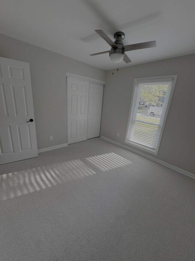 Building Photo - 1408 Suterland Rd