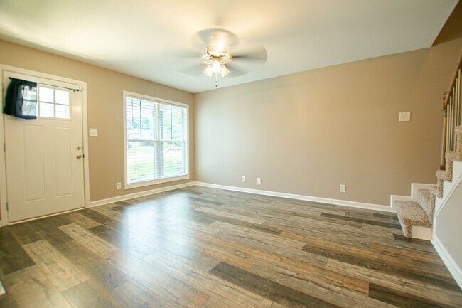 Building Photo - Pet Friendly Three Bedroom!
