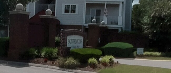 Building Photo - 908 Southmoor Dr