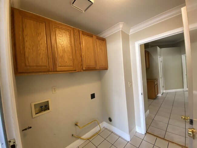 Building Photo - Charming Single-Story Home in Tracy — Across from the Park!