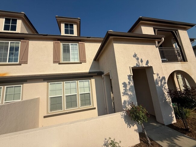 Primary Photo - 3 Bedroom Townhome for Rent in Valencia!