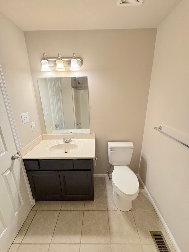 Building Photo - SPACIOUS 2 BEDROOM/1 BATH HOME IN PORTSMOUTH