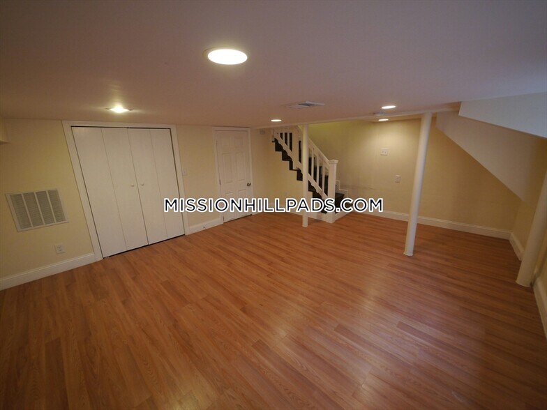 Building Photo - 5 Saint James Pl