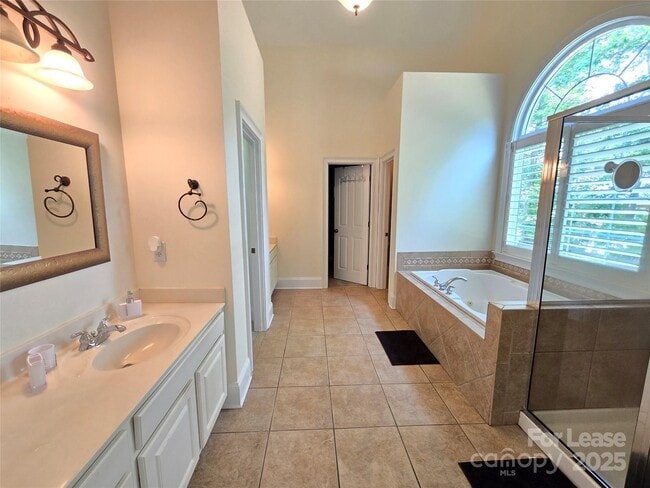 Building Photo - 409 Foxglove Ln
