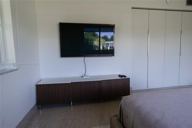 Building Photo - 4017 N Cypress Dr