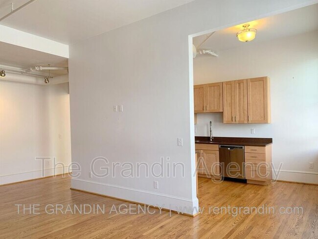 Building Photo - 126 Campbell Ave SW