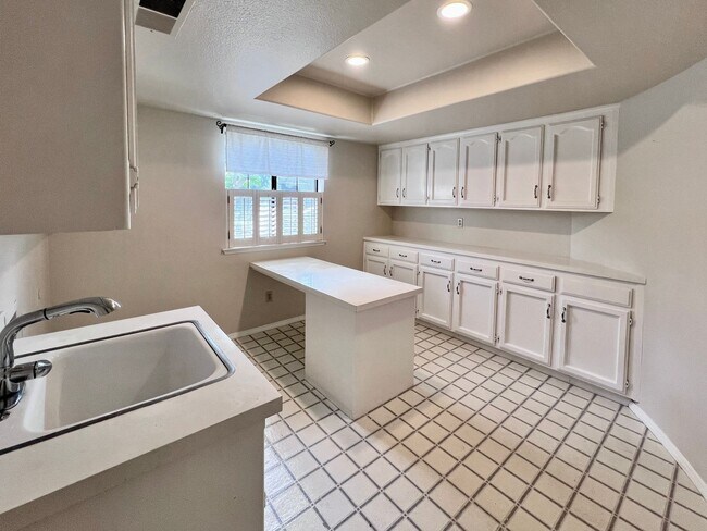 Building Photo - $3,700 Cole & Millbrook, 4 Bedroom House -...