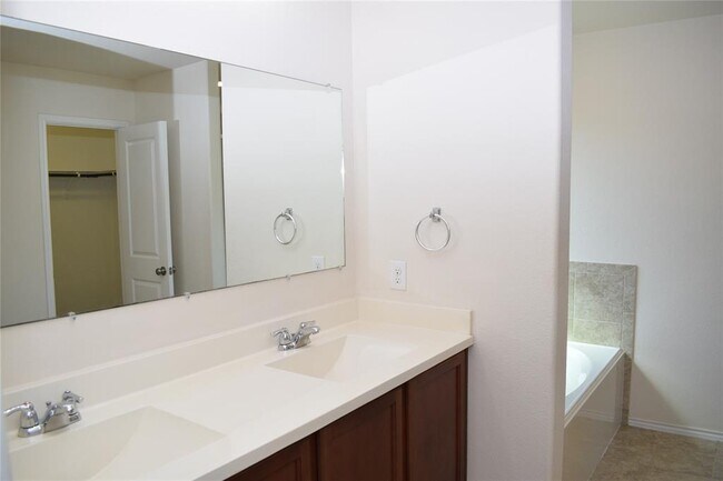 Building Photo - 2021 Pitkin Dr
