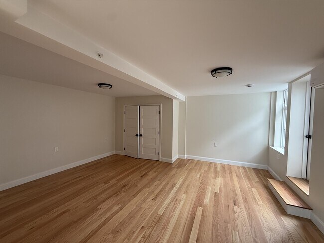 Building Photo - 202 Elm St