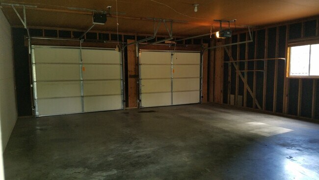 Building Photo - 3 bedroom 1 and 3/4 bathroom