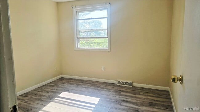 Building Photo - 185 Fairgreen Dr