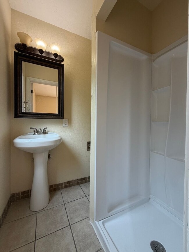 Building Photo - Spacious 4 Bedroom 2 Bathroom Home In The NE Heights!