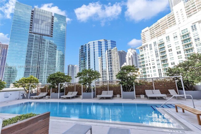 Building Photo - 1300 Brickell Bay Dr