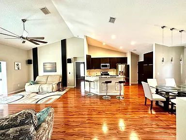 Building Photo - Luxury Updated Pool-Style Retreat on Quiet Cul-de-Sac