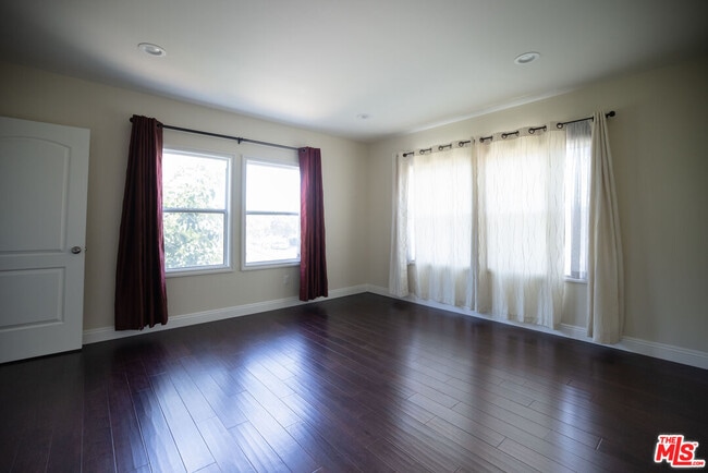 Building Photo - 907 Westchester Pl